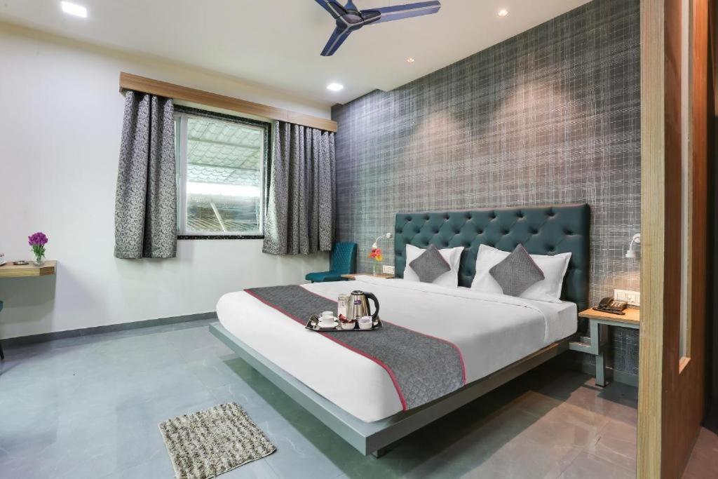 Glitz Hotels Arc Palace - Mankoli, Bhiwandi Bagian luar foto